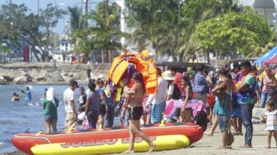 Abarrotadas playas de Puerto Cortés y Omoa
