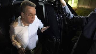 El misionero estadounidense Andrew Brunson fue registrado este viernes a su llegada al Aeropuerto de Esmirna-Adnan Menderes, después de ser liberado, en Esmirna (Turquía). EFE