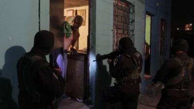 El 'megaoperativo', que también permitió la incautación de implementos militares, armas de fuego, móviles y dinero en efectivo, se llevó a cabo simultáneamente en Cojutepeque (este), San Vicente (centro), Ilobasco (noroeste), Chalatenango (norte), Santa Tecla (nordeste), San Marcos (sur) y San Salvador. EFE/Archivo