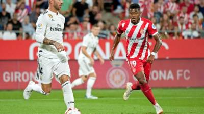 Antony 'Choco' Lozano se apresta a marcar a Sergio Ramos, capitán del Real Madrid. Foto EFE