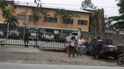 Los cuerpos de Johana Carolina Fuentes Sánchez y su hijita fueron ingresados a la morgue de Medicina Forense y hasta ayer no habían sido reclamados por sus parientes.
