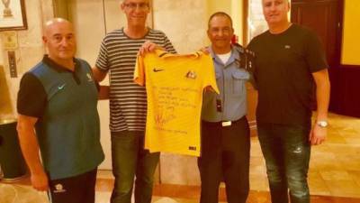 Los australianos le agradecieron al Comisionado el trato recibido. Foto @Socceroos.