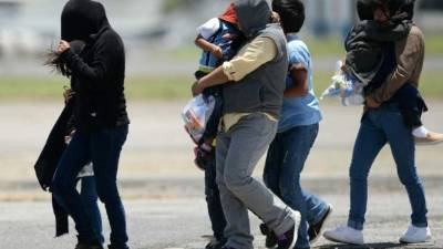 El número de inmigrantes de distintos países interceptados y detenidos en EUA cayó a 406,595 personas en el año fiscal 2015. Foto archivo.