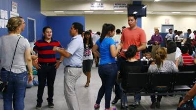 A diario muchas personas llegan a solicitar el pasaporte a la oficina de Migración.