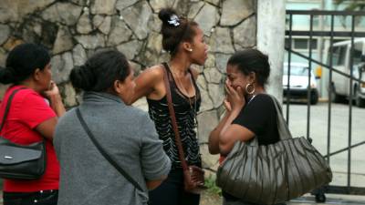 Familiares se presentaron ayer a la morgue de Medicina Forense en San Pedro Sula para reclamar el cadáver.