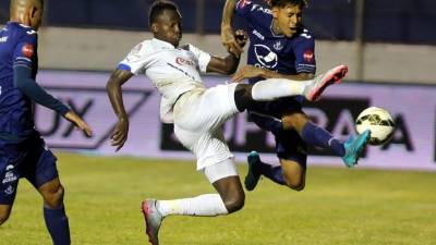 Elis fue bien marcado por la zaga del club azul.