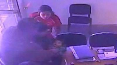 El video fue captado por las cámaras de seguridad del lugar.