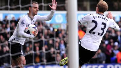 Christian Eriksen celebra su gol con Roberto Soldado.