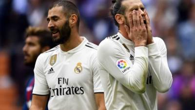 Gareth Bale y Benzema se lamentan tras una ocasión fallada del Real Madrid ante Levante. Foto AFP