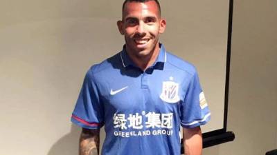 Carlos Tévez ya luce la camiseta del Shanghai Shenhua.