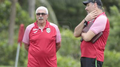 Manuel Keosseián junto a sus asistente técnico Juan Obelar.