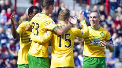 Jugadores del Celtic festejan el gol de Kris Commons.