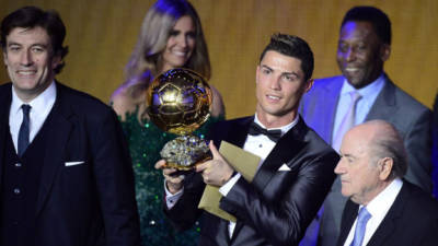 Cristiano Ronaldo posando con su Balón de Oro.