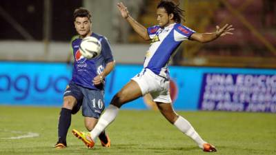 Maximiliano Lombardi recibe la marca del futbolista del Victoria, Efraín López.