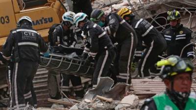 Rescatistas sacan un cuerpo de un edificio colapsado en Portoviejo, una de las ciudades más golpeadas por el terremoto. Foto: AFP