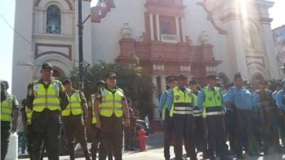 Las autoridades sampedranas que forman parte de la campaña 'Navidad Segura 2016'.