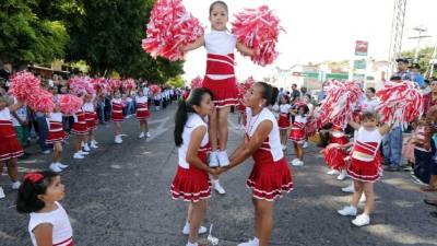Las pomponeras de la escuela república de China hicieron atrevidas piruetas.