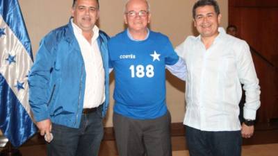 Armando Calidonio, alcalde de San Pedro Sula; el exmundialista Jaime Villegas y el presidente Juan Orlando Hernández, luego de anunciarse que Villegas deja el PAC para unirse al Partido Nacional.