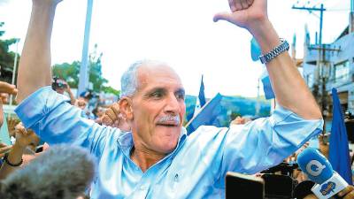 <b><span class=mln_uppercase_mln>Acusado.</span></b> Nasry Asfura, conocido como Papi a la Orden, y los otros siete acusados por el Ministerio Público comparecieron ayer en los Juzgados de Criminalidad Organizada.