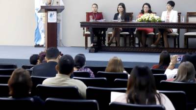 <b>Empleados del Poder Judicial, OACNUDHy Cáritas de Honduras durante el lanzamiento del diplomado.</b>