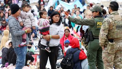 Cientos de migrantes acampan frente a la frontera estadounidense en Tijuana, México.