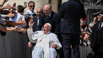 Francisco saludó a los fieles en la plaza del Vaticano antes de ser trasladado a un hospital este miércoles.