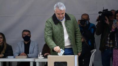 Imagen muestra al presidente de Colombia, Iván Duque, emitiendo su voto durante la segunda vuelta de las elecciones presidenciales en Bogotá, el 19 de junio de 2022. Fotografía: EFE