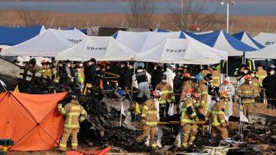 Equipos de emergencia recuperan los cuerpos de las víctimas en la zona del desastre.