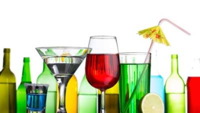 Los jóvenes deben evitar el consumo excesivo de bebidas alcohólicas.