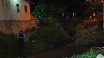 Escena del crimen donde murió una mujer y dos hombres resultaron heridos en un enfrentamiento en Santa Rosa de Copán, el 6 de noviembre de 2023.
