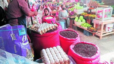 Productos de la canasta básica en un mercado | Fotografía de archivo