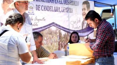 La licitación se hizo de manera pública en el municipio de Candelaria, Lempira, a donde asistió el pueblo. Fotos: Casa Presidencial