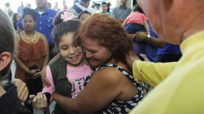 La niña Walkiria Leiva, quien vestía una chaqueta verde olivo sobre una blusa rosada, se mostró alegre desde su llegada al aeropuerto sampedrano hasta que se subió con su abuela en la paila de un carro para dirigirse a la ciudad.