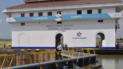 El presidente de EUA, Barack Obama, mientras recorría el canal de Panamá.