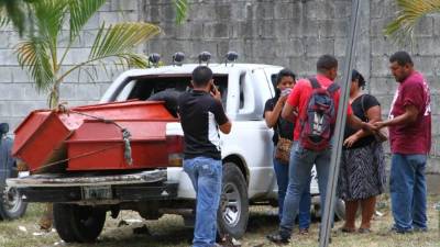 Los familiares de ambos jóvenes reclamaron ayer sus cadáveres en la morgue.