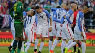 Los jugadores de Estados Unidos celebrando uno de los goles del partido. Foto AFP