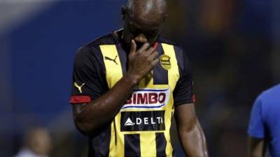 El defensor está esperando una oportunidad en el extranjero que podría cerrarse en enero.