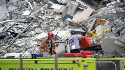 Los equipos de rescate siguen buscando supervivientes tras el derrumbe de un edificio en Miami Beach./EFE.