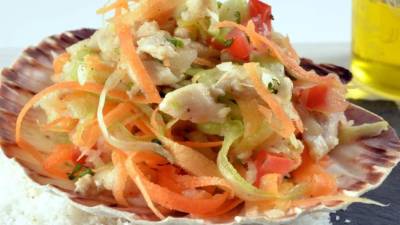 Para servir el ceviche puede colocarlo en conchas limpias.