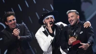 Pedro Capó (d) recibiendo el Grammy Latino a Canción del Año con 'Calma'. AFP