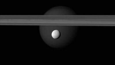 La cápsula Cassini rozó casi el manto helado de Enceladus, una de las 60 lunas de Saturno, y saboreo los chorros de vapor que emergen de su polo austral y que sugieren la existencia de un océano, según un artículo que publica hoy la revista Science. EFE