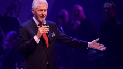 El pasado del expresidente Clinton continúa complicando a Hillary.