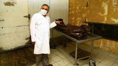 El doctor Héctor Hernández mostró las deficiencias en las que funciona la morgue de SPS.