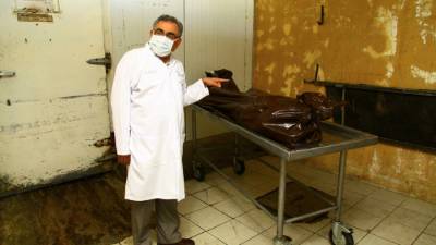 El doctor Héctor Hernández mostró las deficiencias en las que funciona la morgue de SPS.