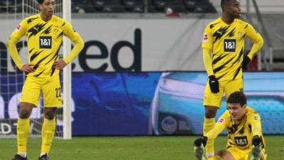 Los jugadores de Dortmund reaccionan después del partido de fútbol de la Bundesliga de primera división alemana contra el Eintracht Frankfurt.