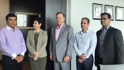 Reunión. Yusuf Amdani, María Antonia Rivera, junto a inversionistas de la empresa Ibex.