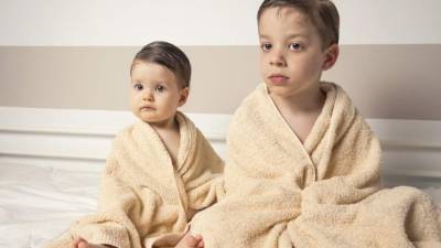 Si un niño tiene entre 6 y 11 años, quizá solo necesite dos o tres baños a la semana.