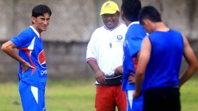 El técnico Gil Rodríguez mientras dirige a sus muchachos.