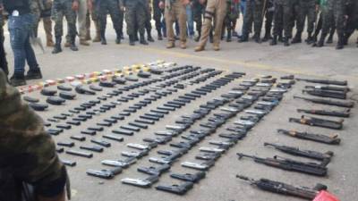 Las autoridades hondureñas decomisaron 11 fusiles AK-47, cuatro granadas, 57 pistolas y más de tres millones de lempiras donde estuvieron detenidos miembros de la pandilla Mara Salvatrucha (MS-13), en la cárcel de San Pedro Sula.