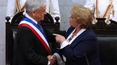 El nuevo presidente chileno, Sebastián Piñera (izq.), Es recibido por la presidenta saliente, Michelle Bachelet, durante su ceremonia de inauguración en el Congreso en Valparaíso.